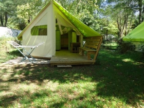 Camping 'Camping Paradis : Le Rocher de la Granelle - Le Bugue en Dordogne' à Le bugue