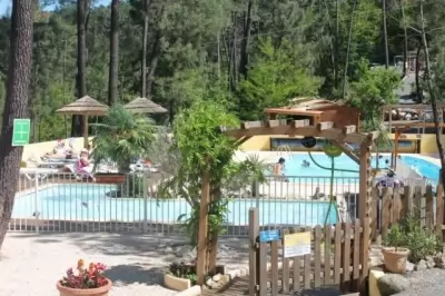 Camping 'Village de chalets et camping' à Saint-Étienne-de-Fontbellon