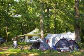 Camping 'Relais de l'entre deux lacs' à Teillet