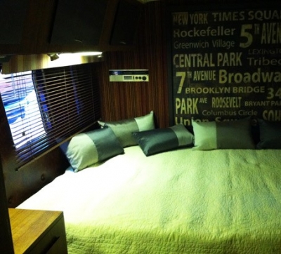 Chambre d'hôte 'Kamer originele usa bus' à Le luc en provence