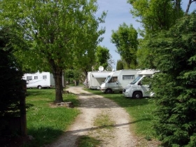 Camping 'Aire naturelle du sardou à sauveterre' à Sauveterre de rouergue