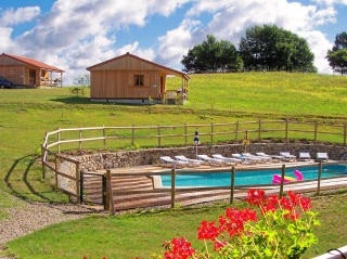 Gîte rural 'Gites en bois à la ferme avec piscine chauffée' à Junhac
