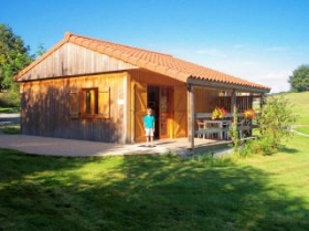 Gîte rural 'Gites en bois à la ferme avec piscine chauffée' à Junhac