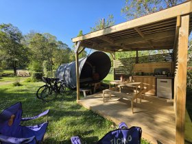 Camping 'Camping du vieux chateau' à Fr-33420-rauzan
