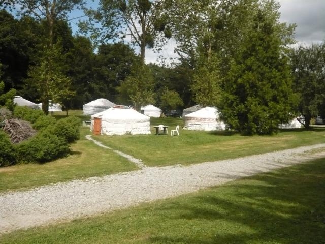 Camping 'Village de yourtes' à Plessix balisson