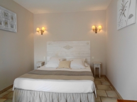 Chambre - kitchenette 'LE CLOS DES LAVANDES- Maison d'hôtes de charme climatisée en PROVENCE' à Lacoste