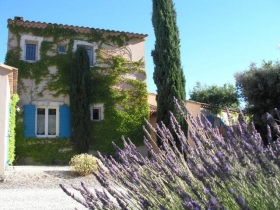 Chambre - kitchenette 'LE CLOS DES LAVANDES- Maison d'hôtes de charme climatisée en PROVENCE' à Lacoste