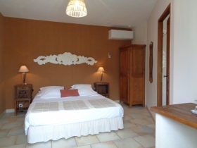 Chambre - kitchenette 'LE CLOS DES LAVANDES- Maison d'hôtes de charme climatisée en PROVENCE' à Lacoste
