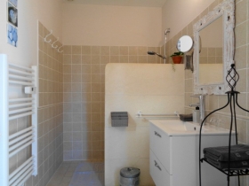 Chambre - kitchenette 'LE CLOS DES LAVANDES- Maison d'hôtes de charme climatisée en PROVENCE' à Lacoste