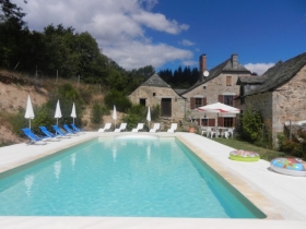 Gîte rural 'La Caussoneze piscine 8 / 15 personnes' à Entraygues