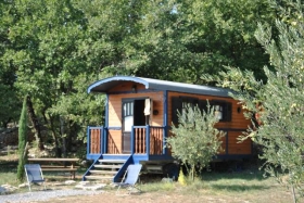 Hébergements Insolites 'Roulottes et cabanes de saint cerice et SPA' à Vogüé