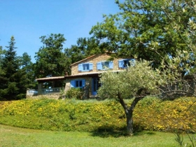 Demeure datant du 13 iem siecle , entierement indépendante , cadre et nature préservée vue exceptionnelle .. également studio pour 2 pers sur le même site . 'Domaine de mournac ( Gîte,chambres d'Hôtes de charme et studio )' à Antugnac