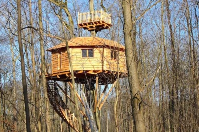 Cabanes perchées 'Les cabanes des grands chênes' à Raray