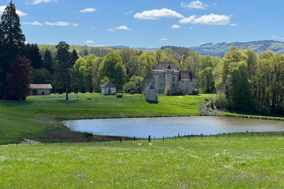 'Les chambres d’hôtes du château de la chassagne ' à Saint hilaire le château